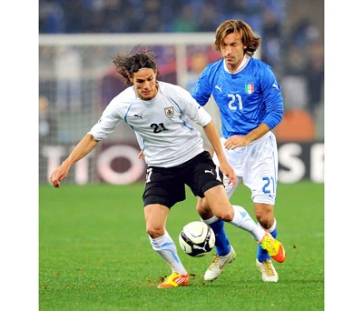 Pirlo (21, Italia) tranh bóng với Cavani (Uruguay) tại Confeds Cup 2013. Pirlo (21, Italia) tranh bóng với Cavani (Uruguay) tại Confeds Cup 2013.