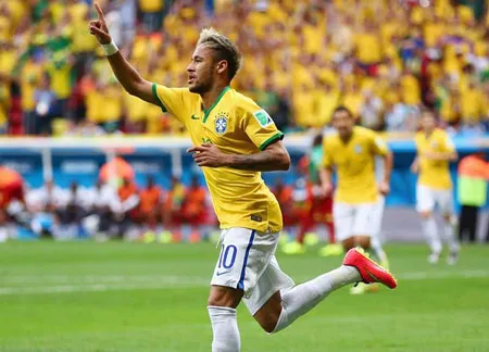 Neymar sau khi hoàn tất cú đúp trong hiệp 1. Neymar sau khi hoàn tất cú đúp trong hiệp 1.