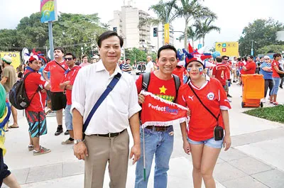 Hướng dẫn viên và du khách Hoàn Mỹ chụp ảnh lưu niệm cùng CĐV đội Tây Ban Nha. Hướng dẫn viên và du khách Hoàn Mỹ chụp ảnh lưu niệm cùng CĐV đội Tây Ban Nha.
