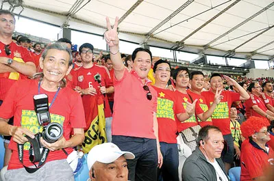 Cờ đỏ sao vàng trên SVĐ Maracana