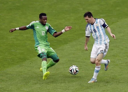 Lionel Messi (phải, Argentina) đi bóng trước hậu vệ Nigeria. Lionel Messi (phải, Argentina) đi bóng trước hậu vệ Nigeria.