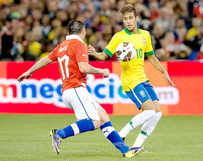 Neymar cố thoát qua sự truy cản của Medel trong một trận giao hữu. Neymar cố thoát qua sự truy cản của Medel trong một trận giao hữu.