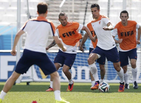 Roben van Persie và tuyển Hà Lan sẵn sàng đối đầu Mexico. Roben van Persie và tuyển Hà Lan sẵn sàng đối đầu Mexico.