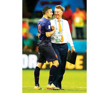 HLV Luis van Gaal (phải) và đội trưởng Robin Van Persie. HLV Luis van Gaal (phải) và đội trưởng Robin Van Persie.