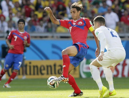Thủ lĩnh Bryan Ruiz (trái) liệu có thể giúp Costa Rica tiếp tục những điều thần kỳ. Thủ lĩnh Bryan Ruiz (trái) liệu có thể giúp Costa Rica tiếp tục những điều thần kỳ.