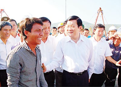 State President met fishermen at Tho Quang port of Da Nang, July 2. Photo: Nguyen Hung State President met fishermen at Tho Quang port of Da Nang, July 2. Photo: Nguyen Hung