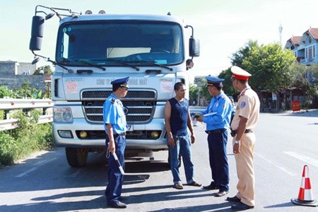 Traffic police inspect a truck driver's legal documents on a stretch of National Highway 10 in northern Nam Dinh Province. The transport ministry has said that about 1,800 commercial drivers failed their health checks in the first half of this year. — VNA/VNS Photo Doan Tan Traffic police inspect a truck driver's legal documents on a stretch of National Highway 10 in northern Nam Dinh Province. The transport ministry has said that about 1,800 commercial drivers failed their health checks in the first half of this year. — VNA/VNS Photo Doan Tan