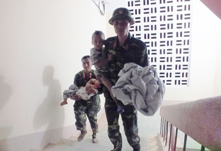 Military soldiers help evacuate residents especially the elderly and children to safe places to avoid typhoon Rammasun’s fury in Mong Cai City, Quang Ninh Province (Photo: SGGP) Military soldiers help evacuate residents especially the elderly and children to safe places to avoid typhoon Rammasun’s fury in Mong Cai City, Quang Ninh Province (Photo: SGGP)