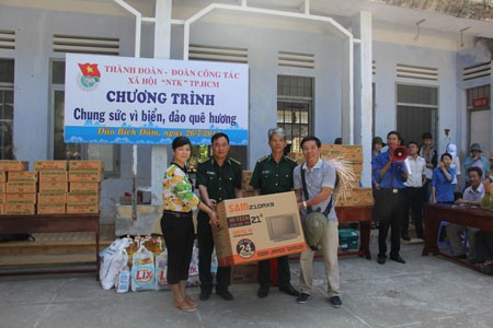 SGGP Newspapers handed over gifts for soldiers (Photo:SGGP) SGGP Newspapers handed over gifts for soldiers (Photo:SGGP)
