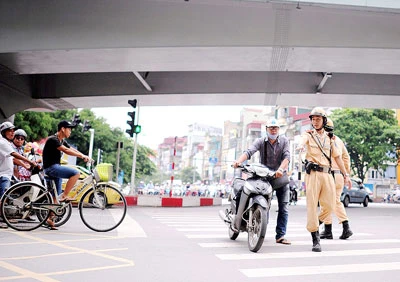 Ngày đầu tiên ra quân xử phạt người đội nón bảo hiểm dỏm: Chưa phạt vì… thiếu chuẩn!