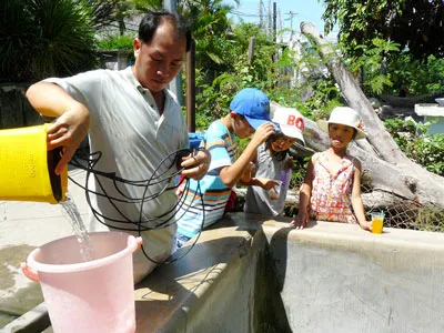 Giếng nước luôn có nhiều người vây quanh để chắt nước. Giếng nước luôn có nhiều người vây quanh để chắt nước.