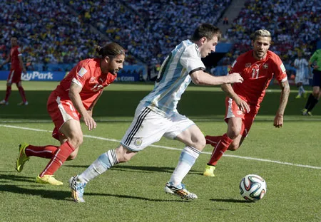 Messi trong vòng vây của các cầu thủ Thụy Sĩ. Messi trong vòng vây của các cầu thủ Thụy Sĩ.