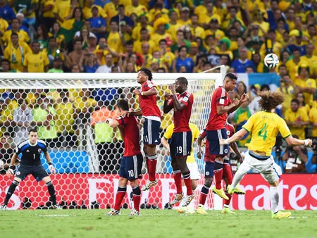 David Luiz (số 4) tung cú sút phạt đẹp mắt đưa Brazil vượt lên dẫn 2 - 0. David Luiz (số 4) tung cú sút phạt đẹp mắt đưa Brazil vượt lên dẫn 2 - 0.