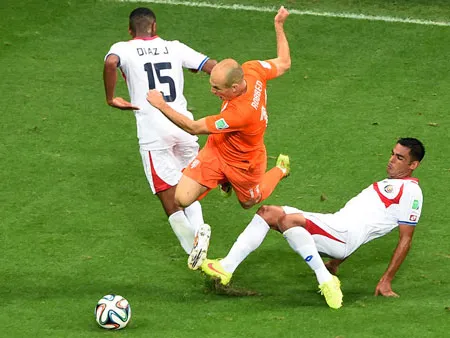 Robben trong vòng vây của 2 hậu vệ Costa Rica Robben trong vòng vây của 2 hậu vệ Costa Rica
