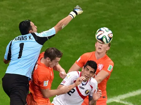 Thủ môn Navas đấm bóng giải vây ngay trên đầu của Dirk Kuyt. Thủ môn Navas đấm bóng giải vây ngay trên đầu của Dirk Kuyt.