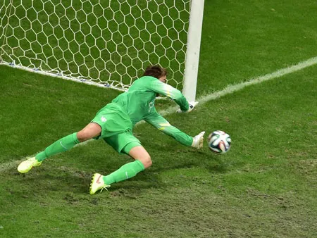 Thủ môn Tim Krul nhoài người cản phá thành công quả penalty. Thủ môn Tim Krul nhoài người cản phá thành công quả penalty.