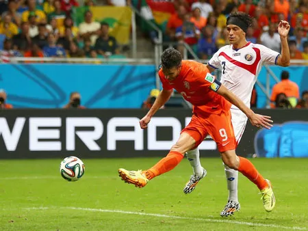 Tiền đạo Robin van Persie (số 9) khá vô duyên trước khung thành Costa Rica. Tiền đạo Robin van Persie (số 9) khá vô duyên trước khung thành Costa Rica.