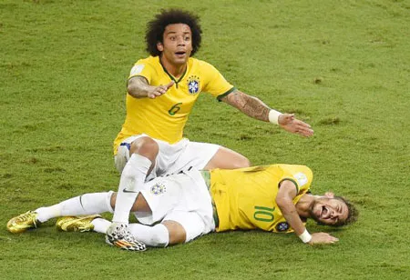 Marcelo (trái) gọi y tế trợ giúp Neymar nằm đau đớn trên sân. Marcelo (trái) gọi y tế trợ giúp Neymar nằm đau đớn trên sân.