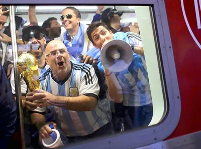 Cổ động viên Argentina tràn ngập Brazil với hy vọng mang cúp vàng về nước. Cổ động viên Argentina tràn ngập Brazil với hy vọng mang cúp vàng về nước.