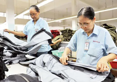 San sẻ khó khăn với công nhân về hưu, nhiều doanh nghiệp đã nhận họ trở lại làm việc ngắn hạn. Ảnh: VIỆT DŨNG San sẻ khó khăn với công nhân về hưu, nhiều doanh nghiệp đã nhận họ trở lại làm việc ngắn hạn. Ảnh: VIỆT DŨNG