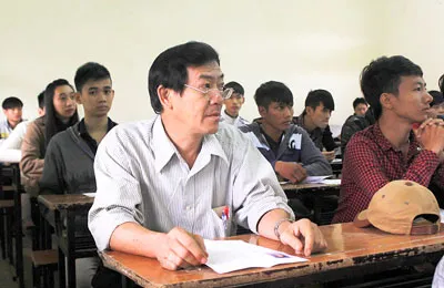 Thí sinh Nguyễn Văn Hoàng nghe phổ biến quy chế thi Thí sinh Nguyễn Văn Hoàng nghe phổ biến quy chế thi