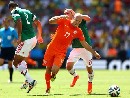 Nếu vô hiệu hóa được Arjen Robben (giữa), Argentina đã có thể nghĩ đến chiến thắng. Nếu vô hiệu hóa được Arjen Robben (giữa), Argentina đã có thể nghĩ đến chiến thắng.