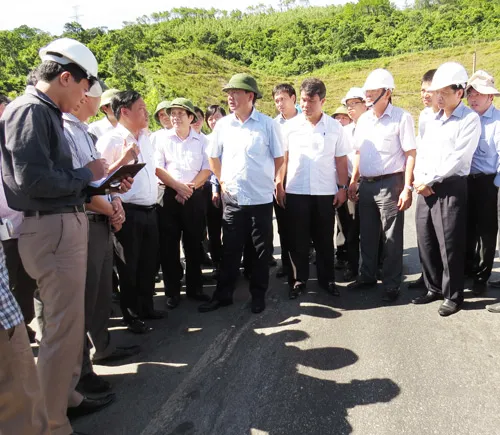 Bộ trưởng Đinh La Thăng kiểm tra đường dẫn vào hầm đường bộ Đèo Ngang Bộ trưởng Đinh La Thăng kiểm tra đường dẫn vào hầm đường bộ Đèo Ngang