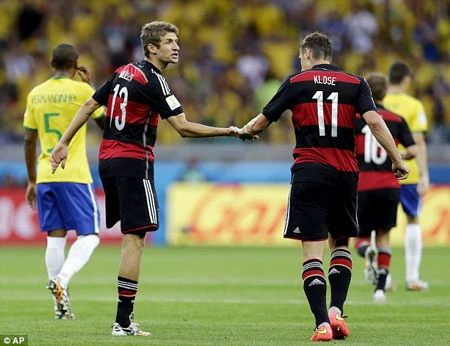 Thomas Mueller (trái) và Miroslav Klose cùng ghi tên vào lịch sử ở Mineirao. Thomas Mueller (trái) và Miroslav Klose cùng ghi tên vào lịch sử ở Mineirao.