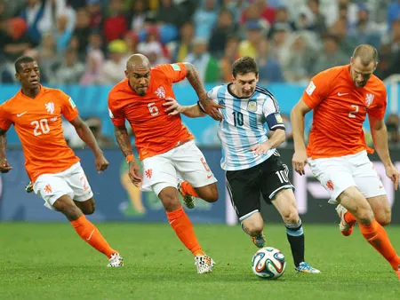 Messi luôn bị các hậu vệ Hà Lan theo sát và tranh chấp rất quyết liệt. Messi luôn bị các hậu vệ Hà Lan theo sát và tranh chấp rất quyết liệt.