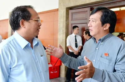 Đại biểu Từ Minh Thiện (bên phải) trao đổi cùng Phó Chủ tịch UBND TPHCM Tất Thành Cang. Ảnh: VIỆT DŨNG Đại biểu Từ Minh Thiện (bên phải) trao đổi cùng Phó Chủ tịch UBND TPHCM Tất Thành Cang. Ảnh: VIỆT DŨNG