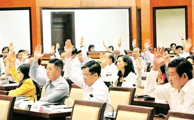 Các đại biểu HĐND TPHCM biểu quyết thông qua Nghị quyết tại hội trường. Các đại biểu HĐND TPHCM biểu quyết thông qua Nghị quyết tại hội trường.