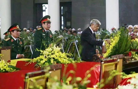 Nguyên Tổng Bí thư Lê Khả Phiêu, Bộ trưởng Bộ Quốc Phòng Phùng Quang Thanh đến viếng. Ảnh: Lã Anh Nguyên Tổng Bí thư Lê Khả Phiêu, Bộ trưởng Bộ Quốc Phòng Phùng Quang Thanh đến viếng. Ảnh: Lã Anh