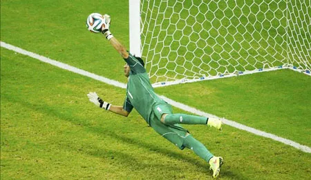 Thủ thành Keylor Navas (Costa Rica) trong một pha cứu nguy xuất thần. Thủ thành Keylor Navas (Costa Rica) trong một pha cứu nguy xuất thần.