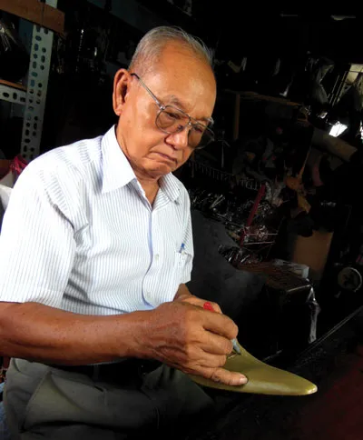 Nghệ nhân Trịnh Ngọc say sưa thiết kế mẫu giày... Nghệ nhân Trịnh Ngọc say sưa thiết kế mẫu giày...