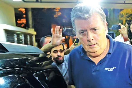 Ông Ray Whelan bị dẫn độ về cơ quan điều tra hôm thứ Hai qua.