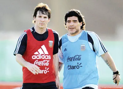 Maradona (phải) và Messi Maradona (phải) và Messi