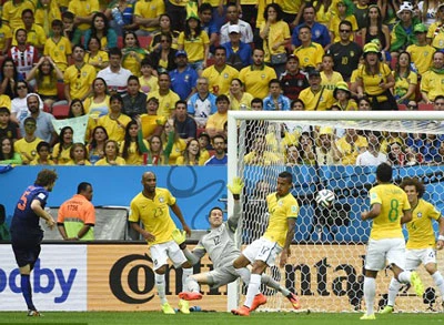 Toàn bộ hàng thủ Brazil đứng nhìn Daley Blind ghi bàn thứ 2. Toàn bộ hàng thủ Brazil đứng nhìn Daley Blind ghi bàn thứ 2.