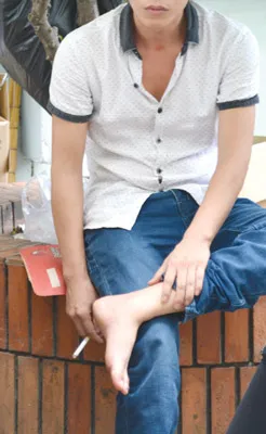 Người nhà bệnh nhân vô tư hút thuốc trong Bệnh viện Nguyễn Trãi