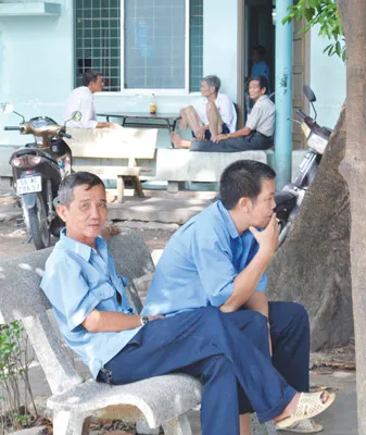 Nhân viên bệnh viện vô tư hút thuốc trong Bệnh viện Nguyễn Trãi