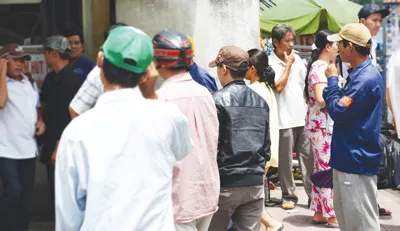 Bên ngoài cổng Bệnh viện Chợ Rẫy