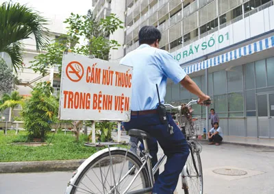 Nhân viên bảo vệ Bệnh viện Chợ Rẫy phải đạp xe tuyên truyền không hút thuốc trong bệnh viện