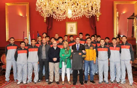 Chủ tịch HFF Trần Anh Tú (hàng đầu - thứ 4 từ phải) cùng đội tuyển futsal Việt Nam trong chuyến tập huấn tại Tây Ban Nha vừa qua. Ảnh: Quang Thắng Chủ tịch HFF Trần Anh Tú (hàng đầu - thứ 4 từ phải) cùng đội tuyển futsal Việt Nam trong chuyến tập huấn tại Tây Ban Nha vừa qua. Ảnh: Quang Thắng