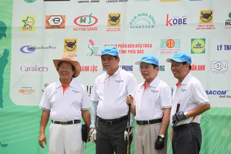 Các nhà mạnh thường quân thân thiết của giải golf gây quỹ học bổng. Các nhà mạnh thường quân thân thiết của giải golf gây quỹ học bổng.