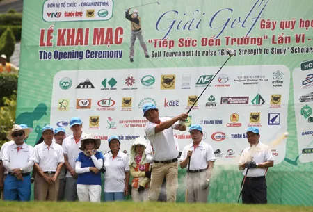 Ông Lê Quốc Phong - Tổng Giám đốc Công ty CP phân bón Bình Điền - đánh trái bóng khai mạc giải golf. Ông Lê Quốc Phong - Tổng Giám đốc Công ty CP phân bón Bình Điền - đánh trái bóng khai mạc giải golf.