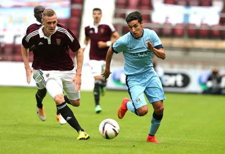 Jesus Navas (phải) đi bóng trong trận thắng Hearts 2-1.