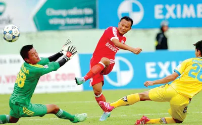 Trọng Hoàng (Bình Dương, giữa) tỏa sáng giúp Bình Dương thắng An Giang 3-0. Ảnh: NGUYỄN NHÂN Trọng Hoàng (Bình Dương, giữa) tỏa sáng giúp Bình Dương thắng An Giang 3-0. Ảnh: NGUYỄN NHÂN