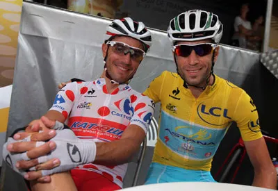 Vincenzo Nibali (phải) chụp hình kỷ niệm với “đại kình địch” Tour de France 2014 Joaquim Rodriguez. Vincenzo Nibali (phải) chụp hình kỷ niệm với “đại kình địch” Tour de France 2014 Joaquim Rodriguez.