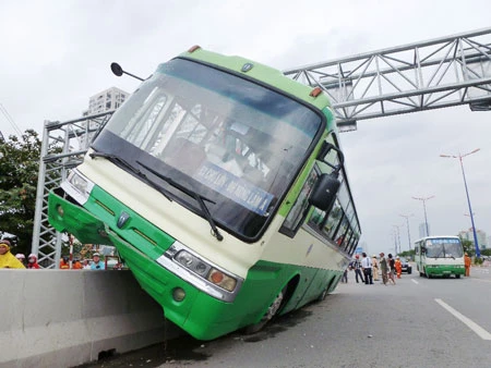 Xe buýt leo lên dải phân cách trên cầu Sài Gòn