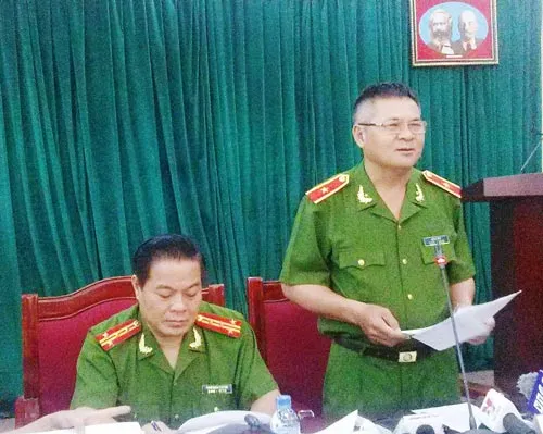 Thiếu tướng Hồ Sỹ Tiến chủ trì cuộc họp báo Thiếu tướng Hồ Sỹ Tiến chủ trì cuộc họp báo