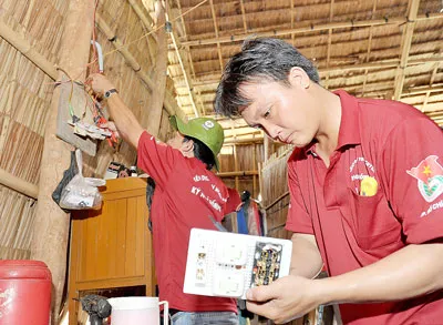 Đoàn viên thanh niên Tổng Công ty Điện lực TPHCM lắp đặt hệ thống điện. Đoàn viên thanh niên Tổng Công ty Điện lực TPHCM lắp đặt hệ thống điện.